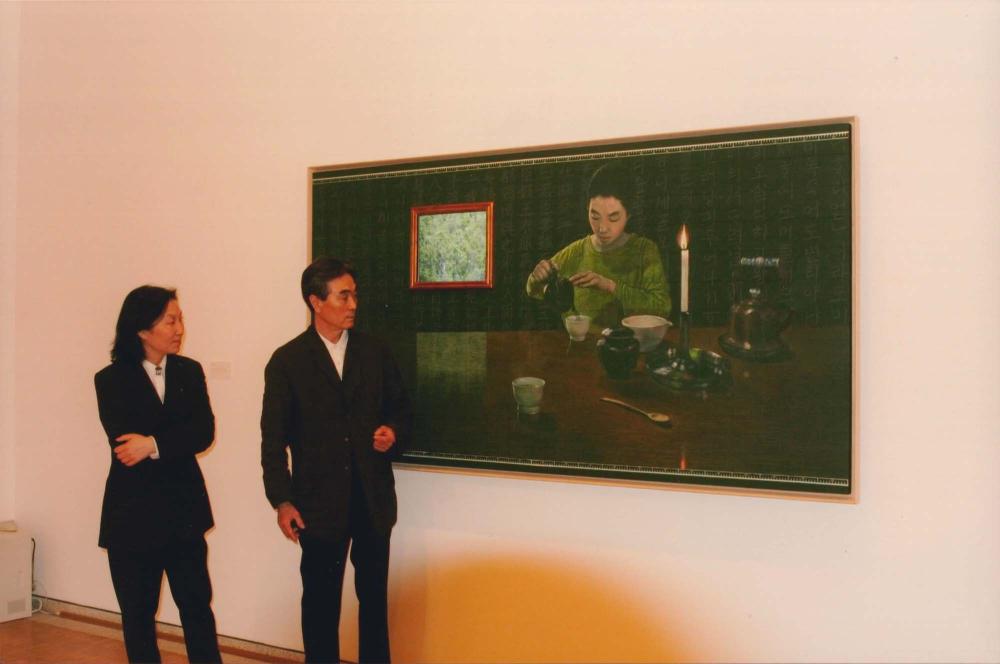 〈Drinking Tea〉 앞에 서있는 김명희, 김차섭을 촬영한 인화사진 1