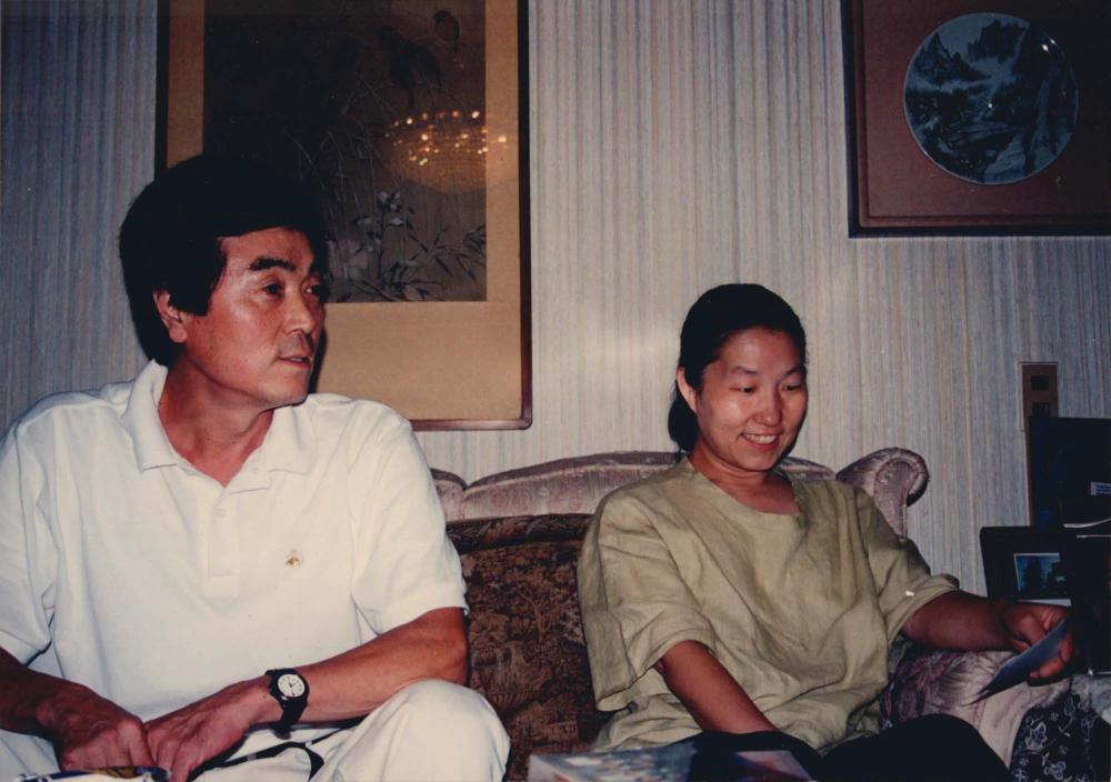 김명희의 형제 집에서 촬영한 김명희, 김차섭 부부 인화사진 1