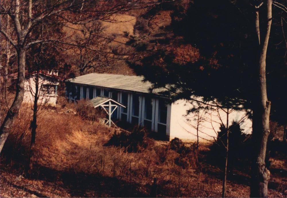 1990년 내평리 작업실의 내부 및 외부 인화사진 2