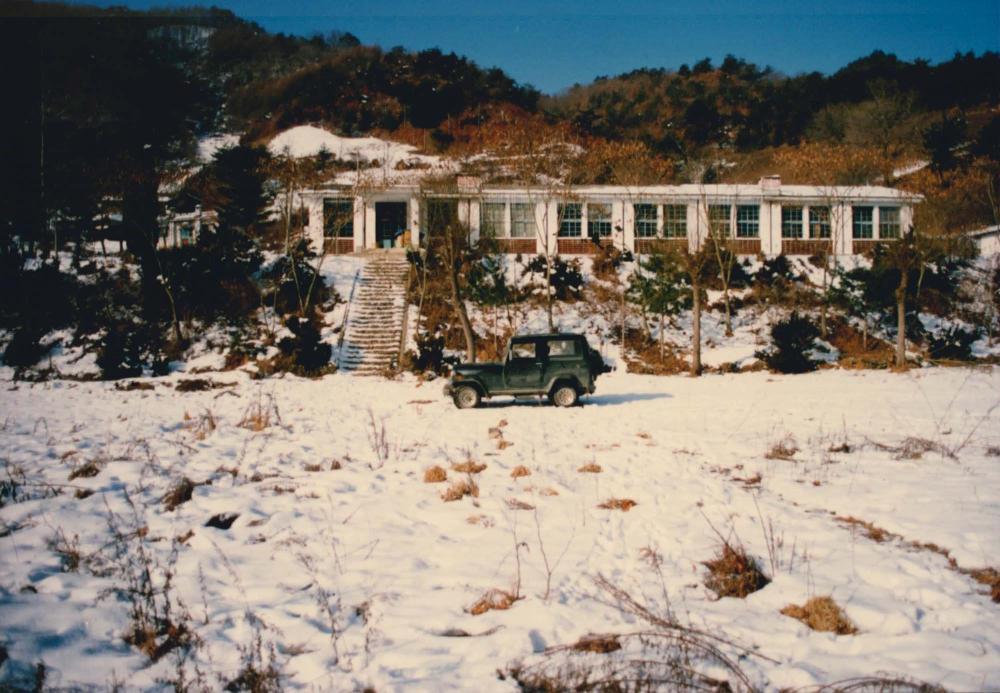 1990년 내평리 작업실의 내부 및 외부 인화사진 3