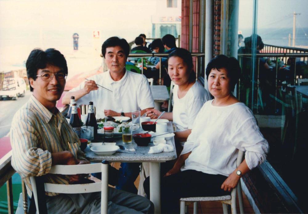 식사를 하고 있는 김명희, 김차섭과 지인들을 촬영한 인화사진 1