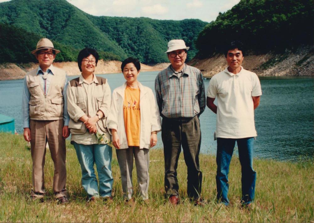 내평리 작업실에서 김명희, 김차섭과 지인들을 촬영한 인화사진 1