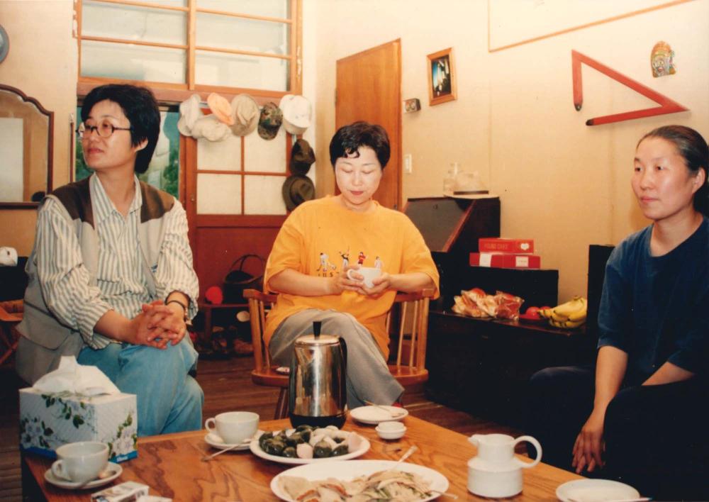 내평리 작업실에서 김명희, 김차섭과 지인들을 촬영한 인화사진 3