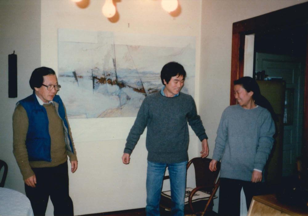 김병기와 함께 찍은 김명희, 김차섭의 인화사진 1