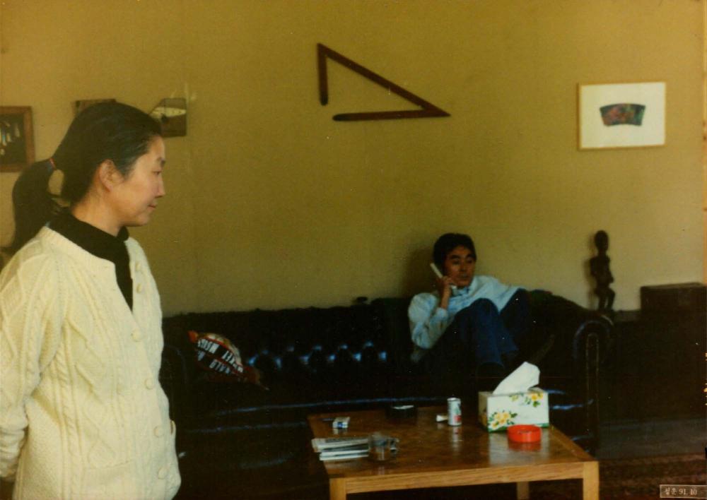 전화를 하고있는 김차섭과 김명희를 촬영한 인화사진 1