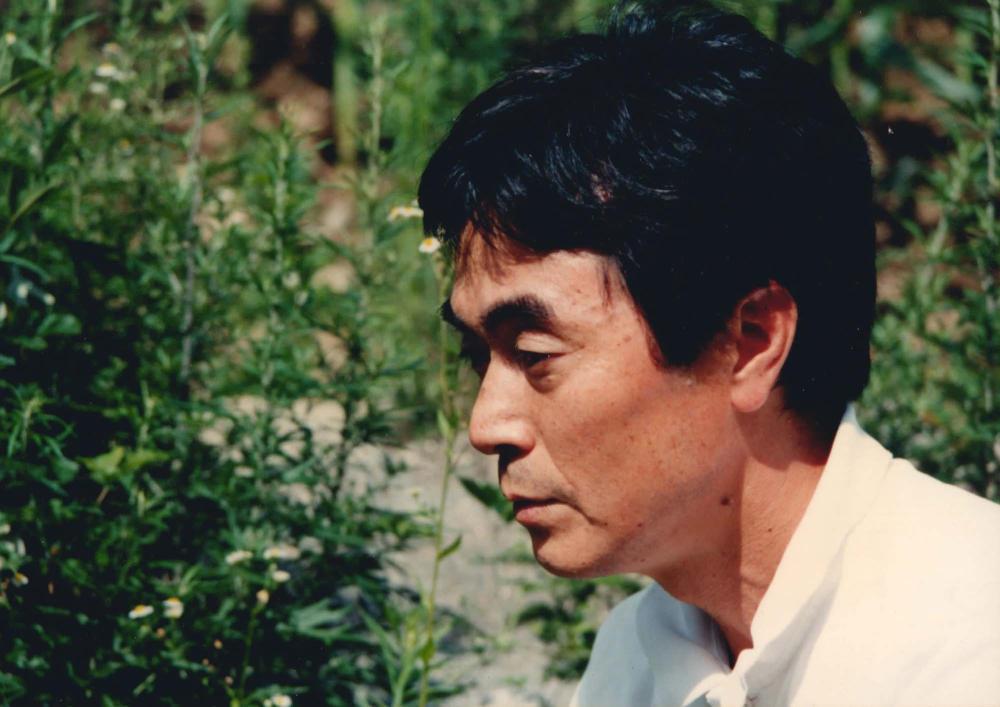 풀밭에서 김차섭을 촬영한 인화사진 1