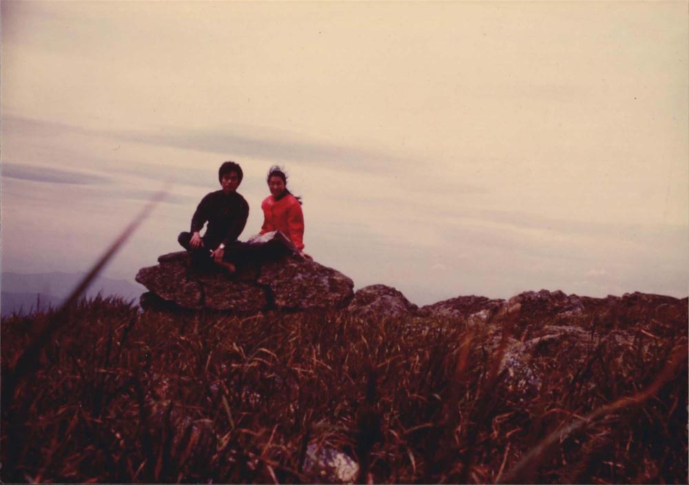 바위에서 촬영한 김명희, 김차섭 인화사진 1