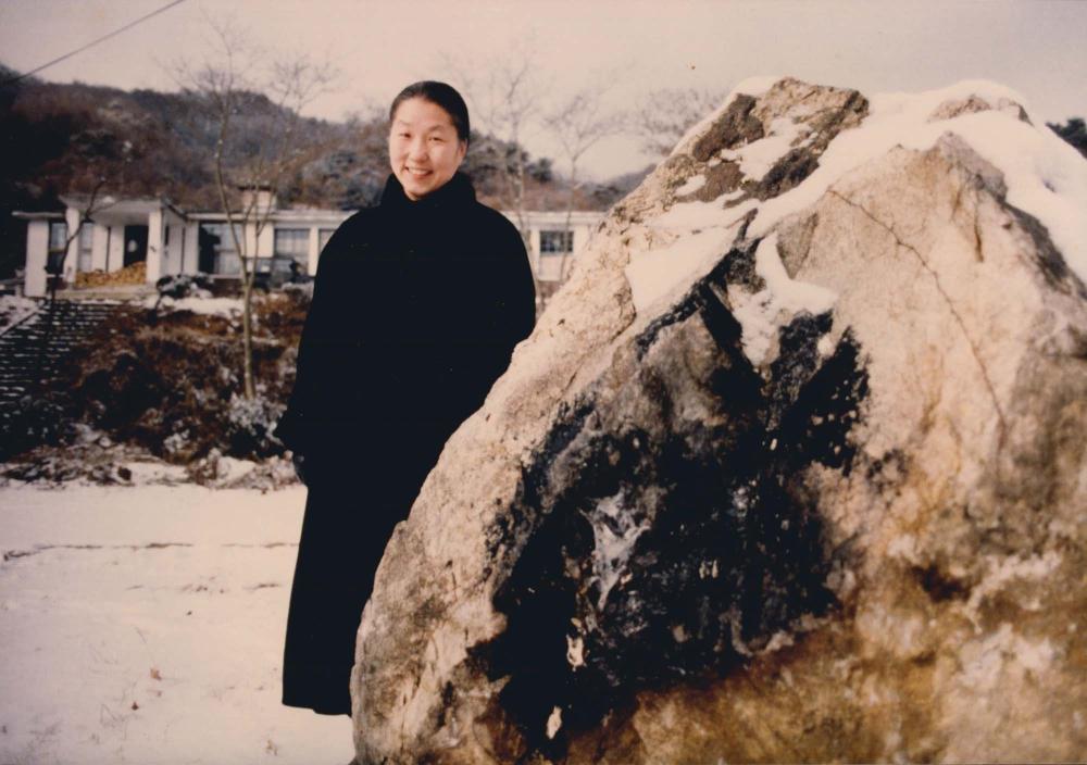 1995년 내평리 작업실 앞 바위에서 김명희를 촬영한 인화사진 1