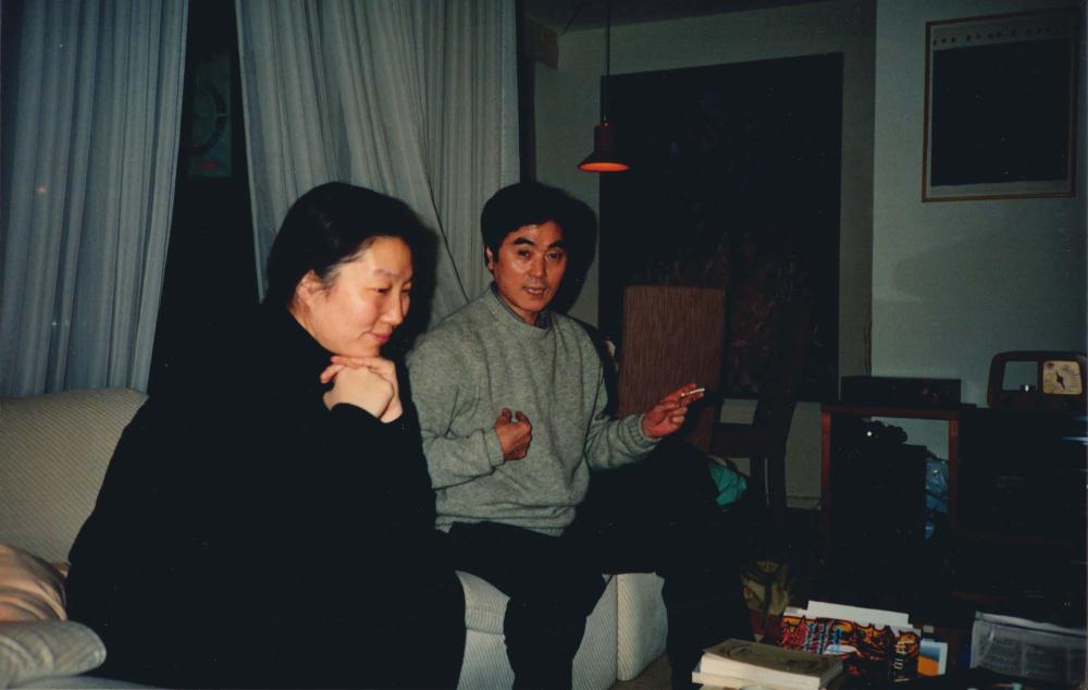 글을 쓰는 김차섭을 촬영한 인화사진 2