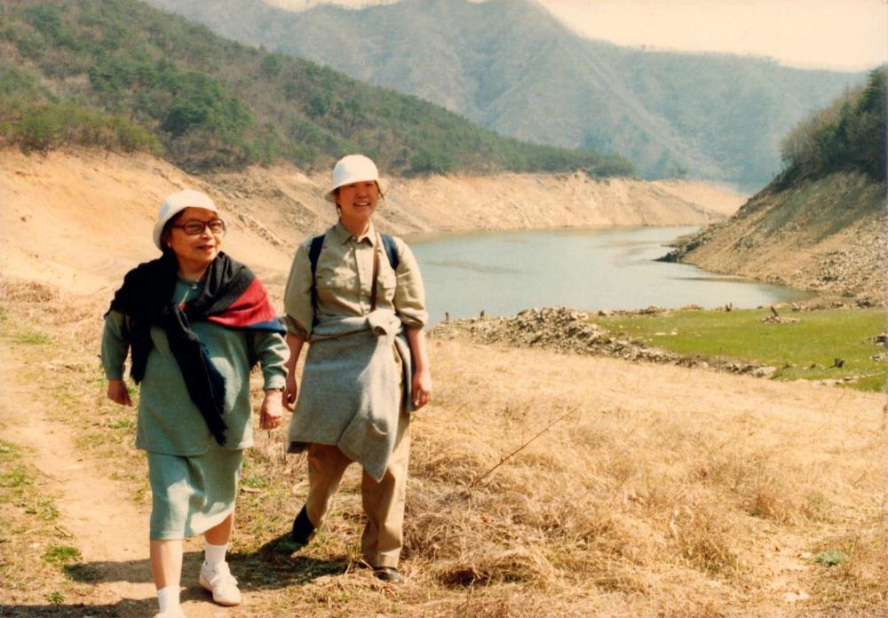 김향안과 여행에서 촬영한 김명희, 김차섭의 인화사진 1
