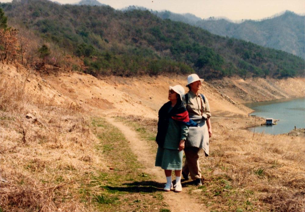 김향안과 여행에서 촬영한 김명희, 김차섭의 인화사진 1