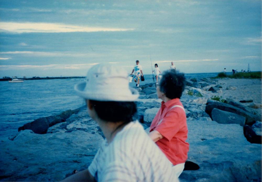 김향안과 여행에서 촬영한 김명희, 김차섭의 인화사진 1