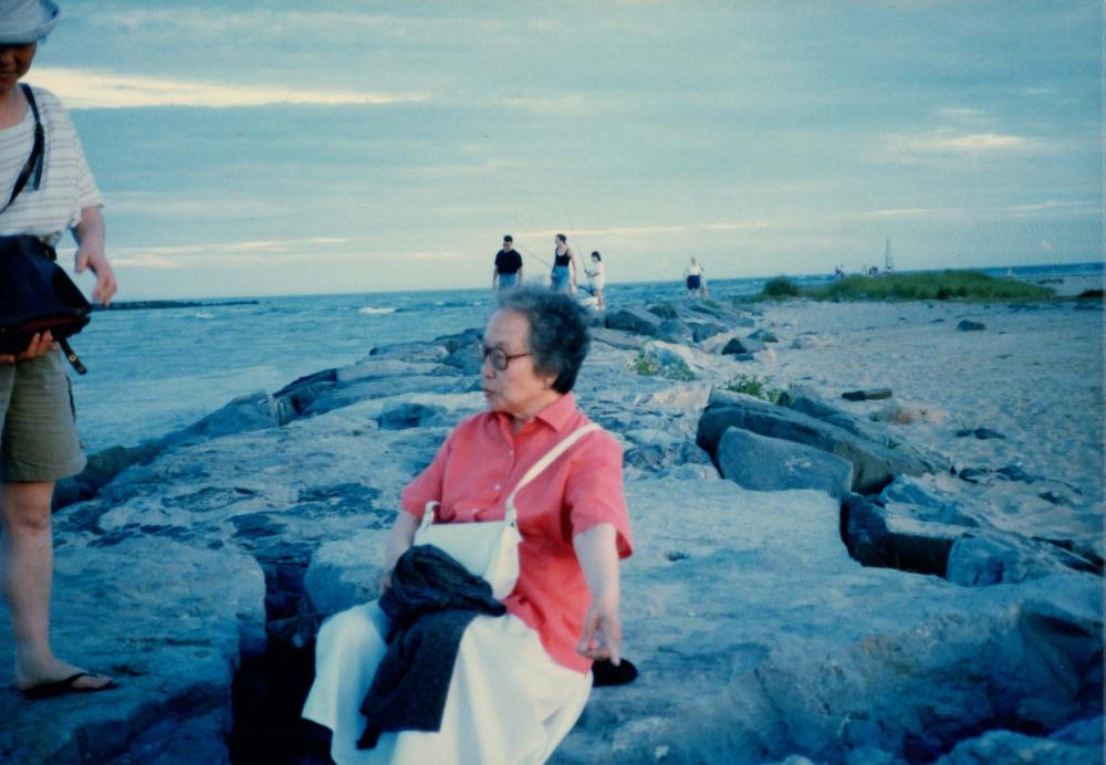 김향안과 여행에서 촬영한 김명희, 김차섭의 인화사진 1