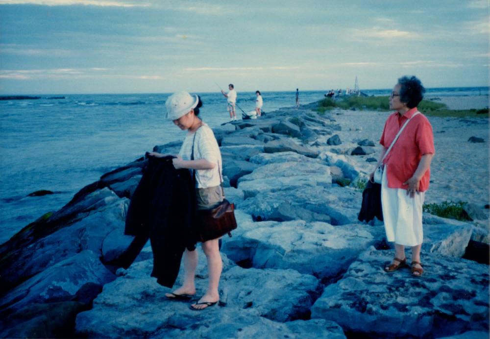 김향안과 여행에서 촬영한 김명희, 김차섭의 인화사진 1