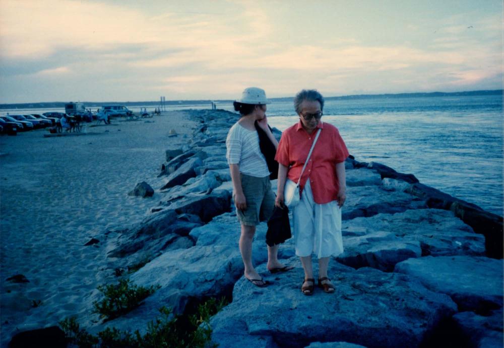 김향안과 여행에서 촬영한 김명희, 김차섭의 인화사진 1