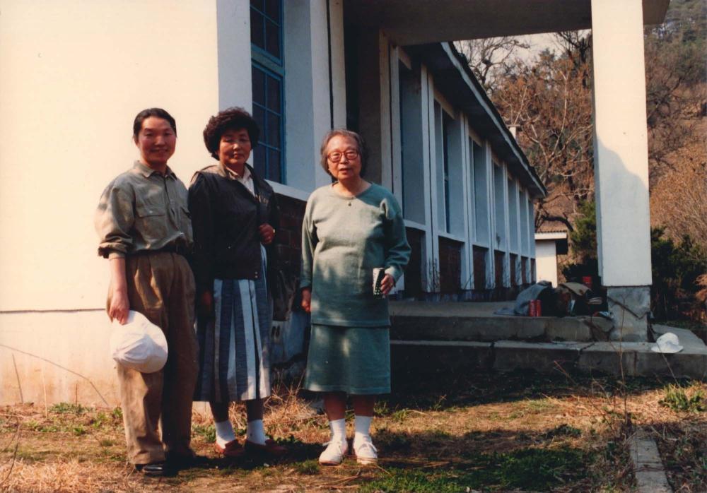 김향안과 여행에서 촬영한 김명희, 김차섭의 인화사진 1