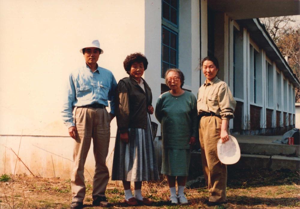 김향안과 여행에서 촬영한 김명희, 김차섭의 인화사진 1