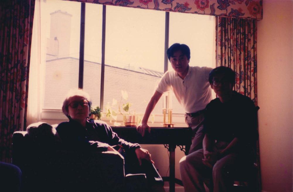 김향안과 여행에서 촬영한 김명희, 김차섭의 인화사진 1