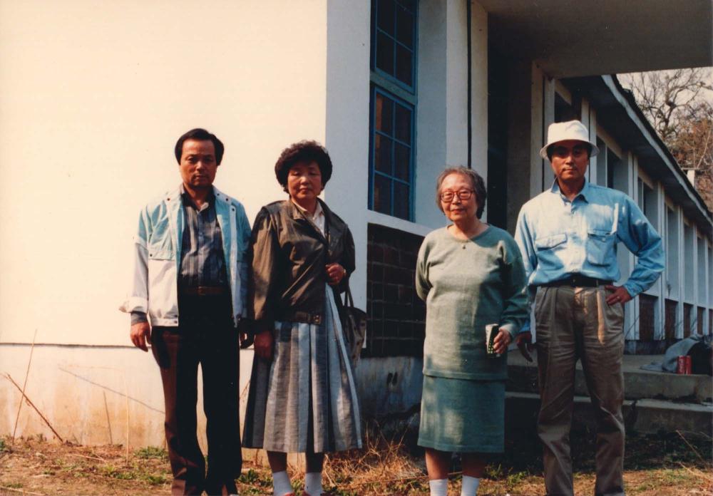 김향안과 여행에서 촬영한 김명희, 김차섭의 인화사진 1