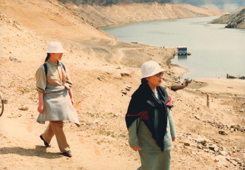 김향안과 여행에서 촬영한 김명희, 김차섭의 인화사진 1