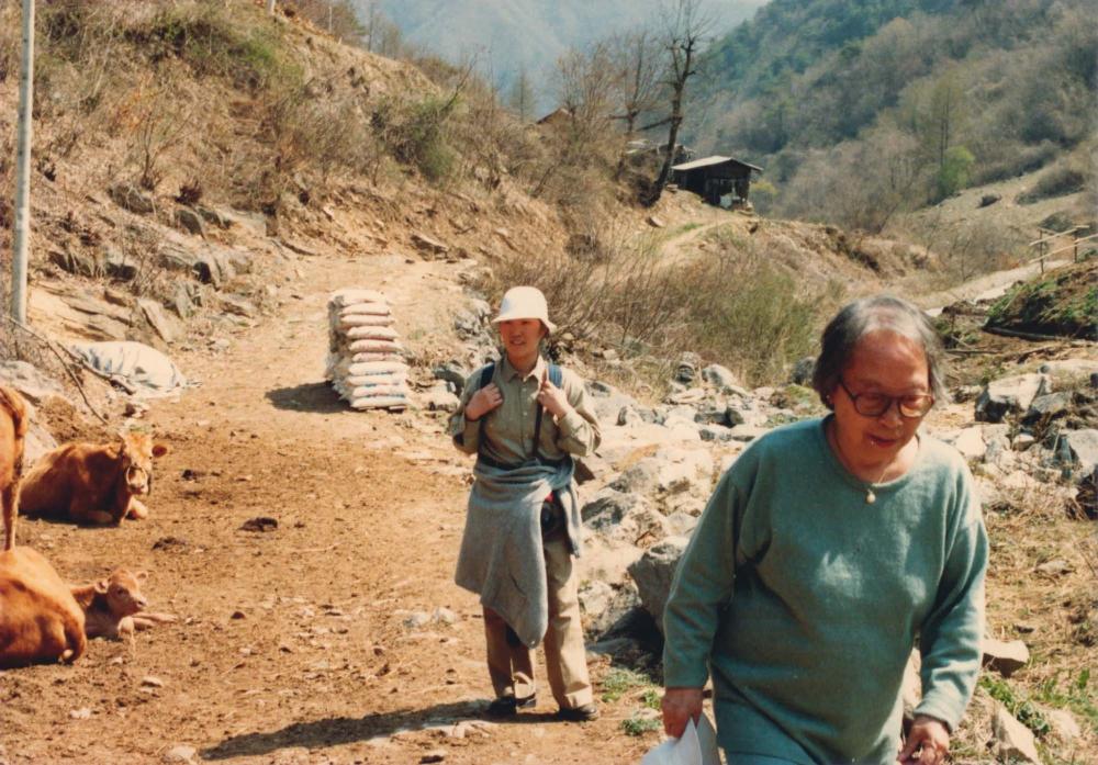 김향안과 여행에서 촬영한 김명희, 김차섭의 인화사진 1