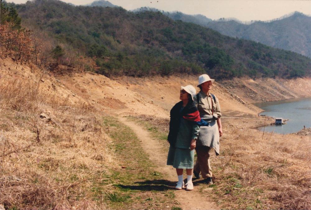 김향안과 여행에서 촬영한 김명희, 김차섭의 인화사진 1