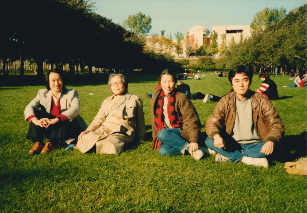 김향안과 여행에서 촬영한 김명희, 김차섭의 인화사진 1