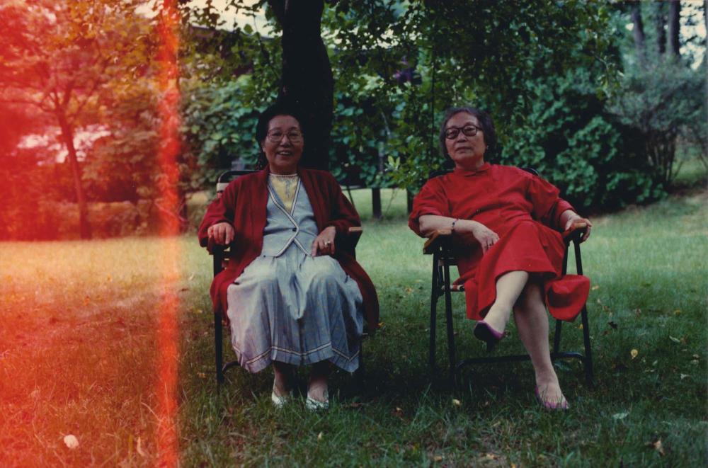 김향안과 여행에서 촬영한 김명희, 김차섭의 인화사진 1