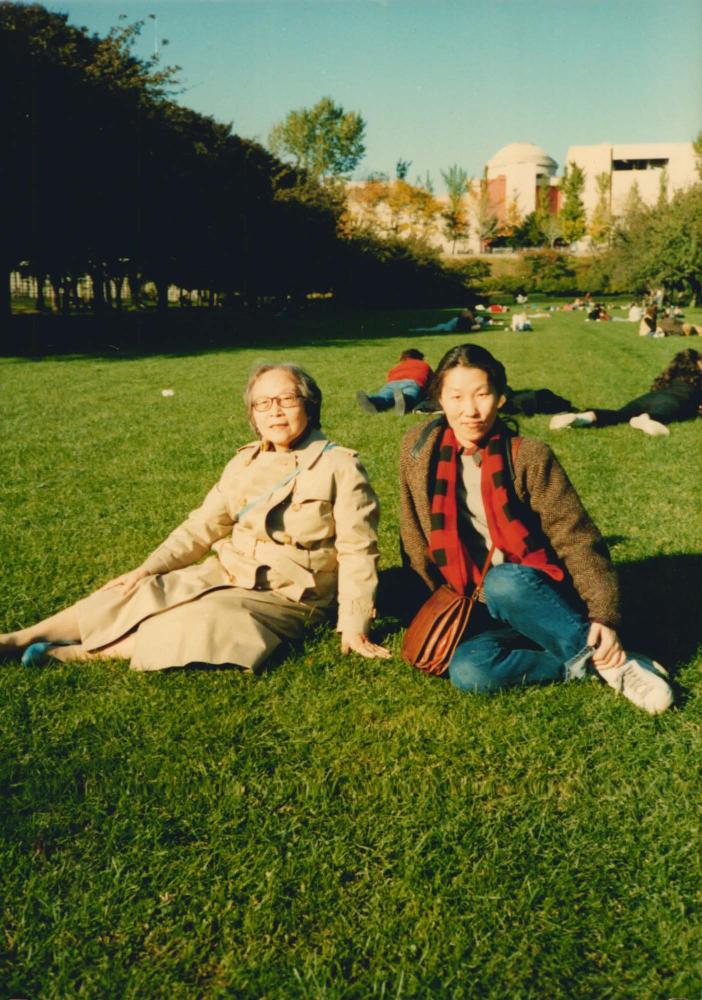 김향안과 여행에서 촬영한 김명희, 김차섭의 인화사진 1