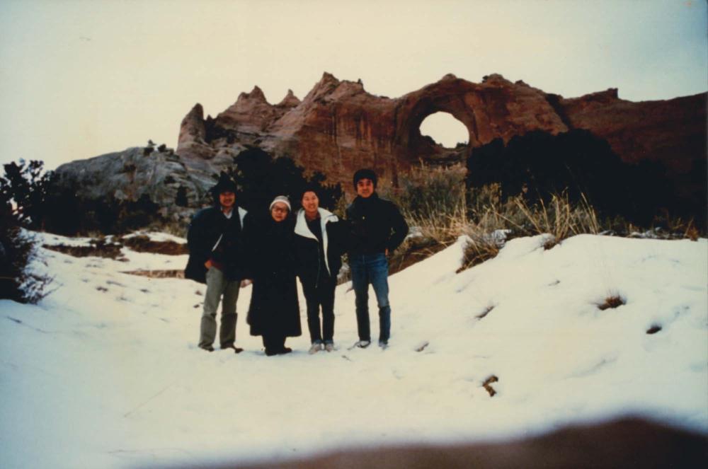 김향안과 여행에서 촬영한 김명희, 김차섭의 인화사진 1