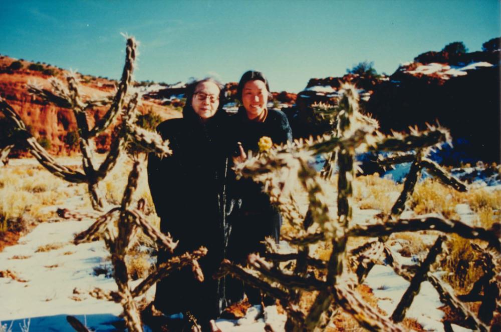 김향안과 여행에서 촬영한 김명희, 김차섭의 인화사진 1