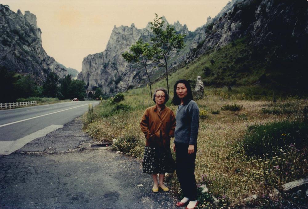 김향안과 여행에서 촬영한 김명희, 김차섭의 인화사진 1