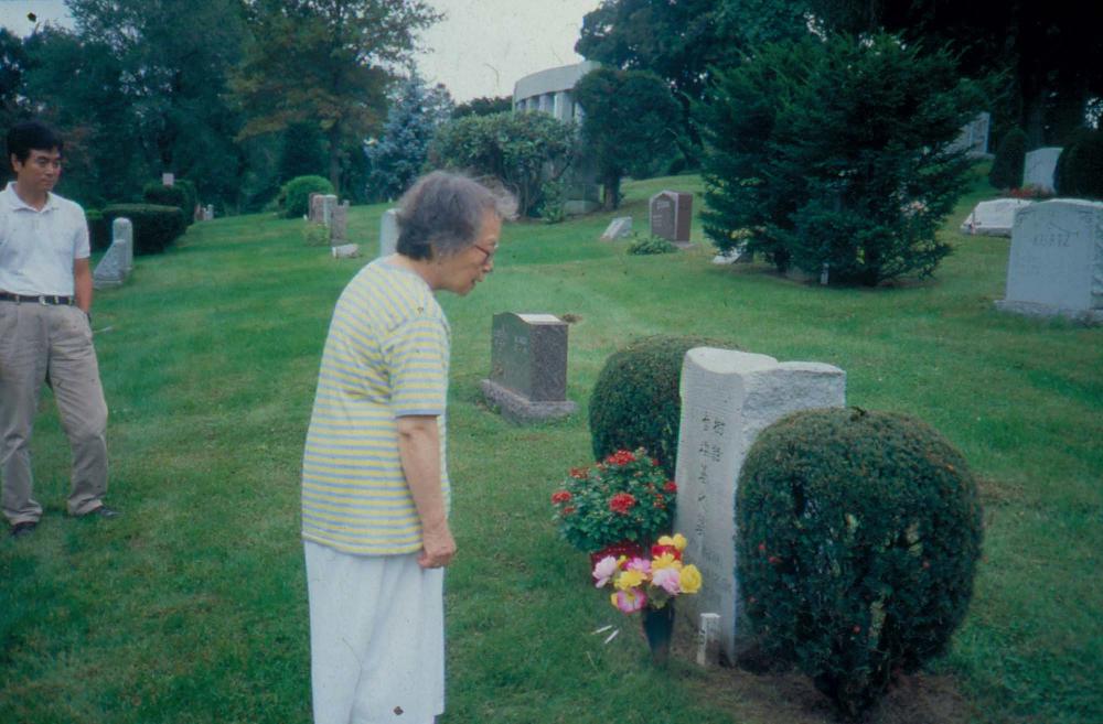 김향안과 여행에서 촬영한 김명희, 김차섭의 인화사진 2