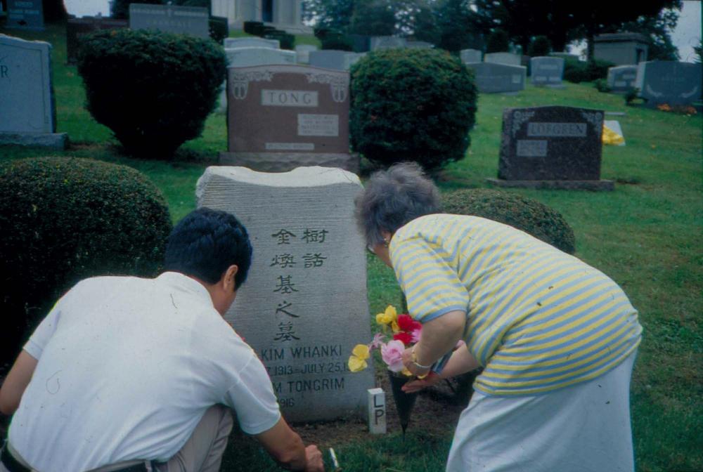 김향안과 여행에서 촬영한 김명희, 김차섭의 인화사진 2