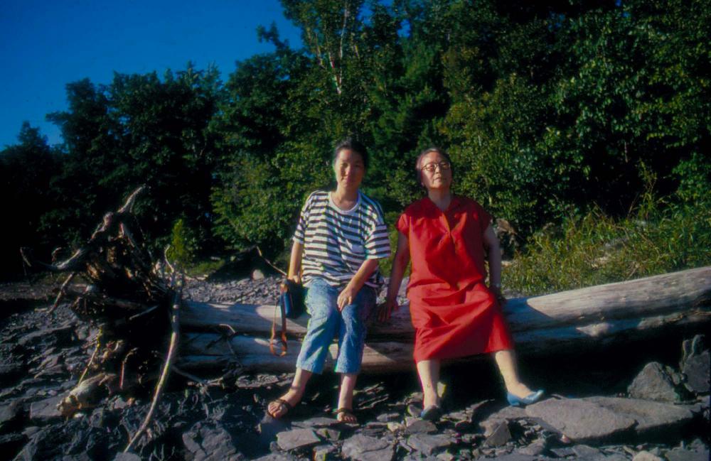 김향안과 여행에서 촬영한 김명희, 김차섭의 인화사진 2