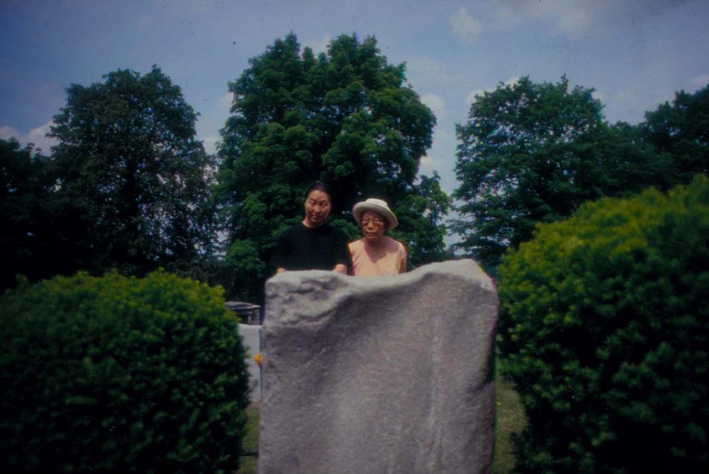 김향안과 여행에서 촬영한 김명희, 김차섭의 인화사진 2