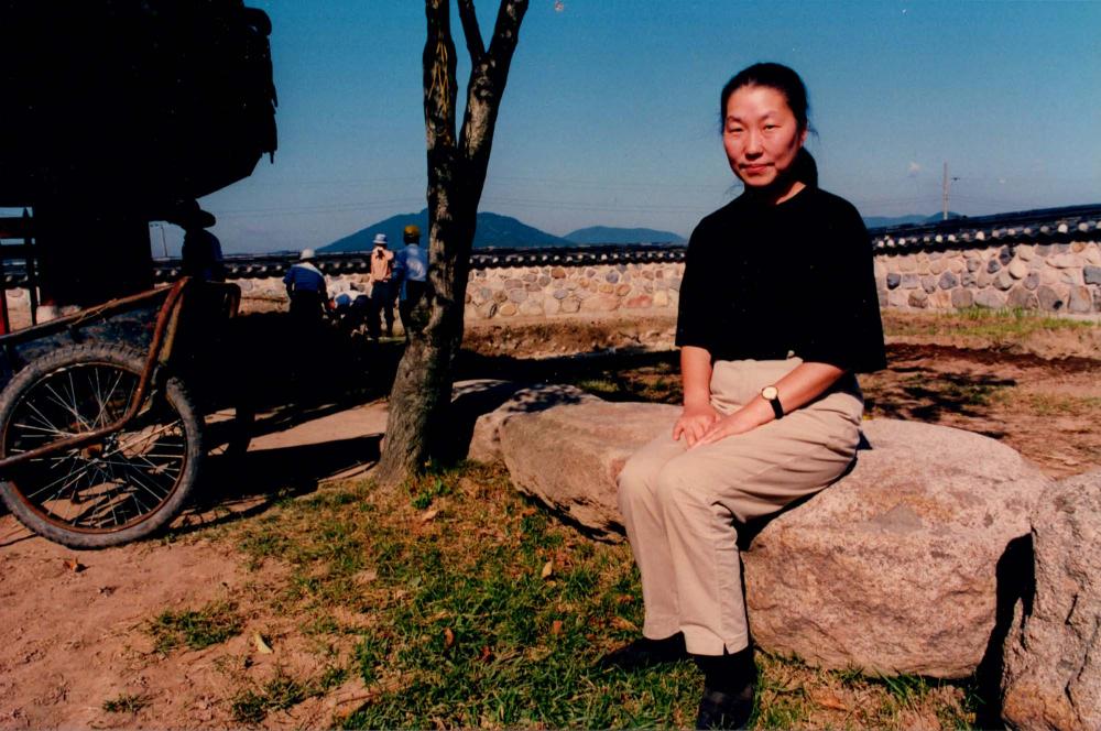 1993년 10월 바위에 앉아있는 김명희를 촬영한 인화사진 1