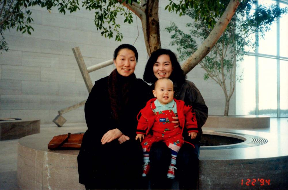 1994년 미국 워싱턴 현대미술관에서 김명희와 가족을 찍은 인화사진 1
