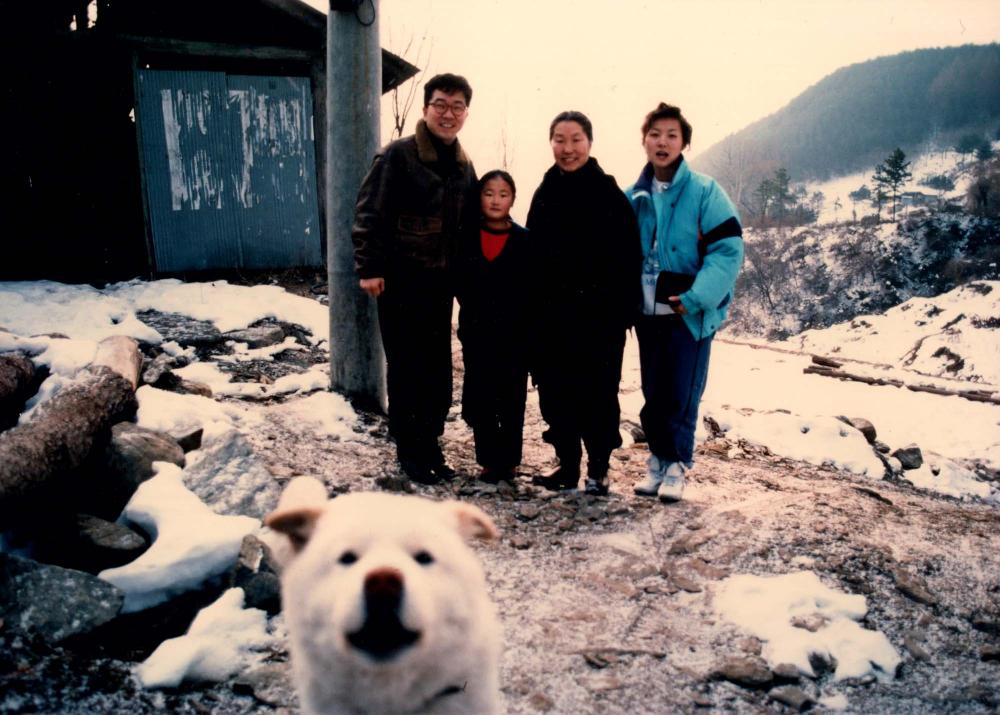 [내평리 주민들과] 김명희, 김차섭 부부를 촬영한 인화사진 1