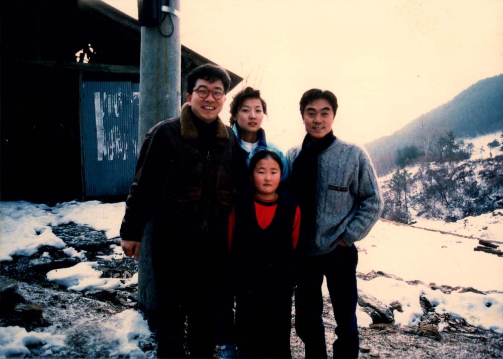 [내평리 주민들과] 김명희, 김차섭 부부를 촬영한 인화사진 2