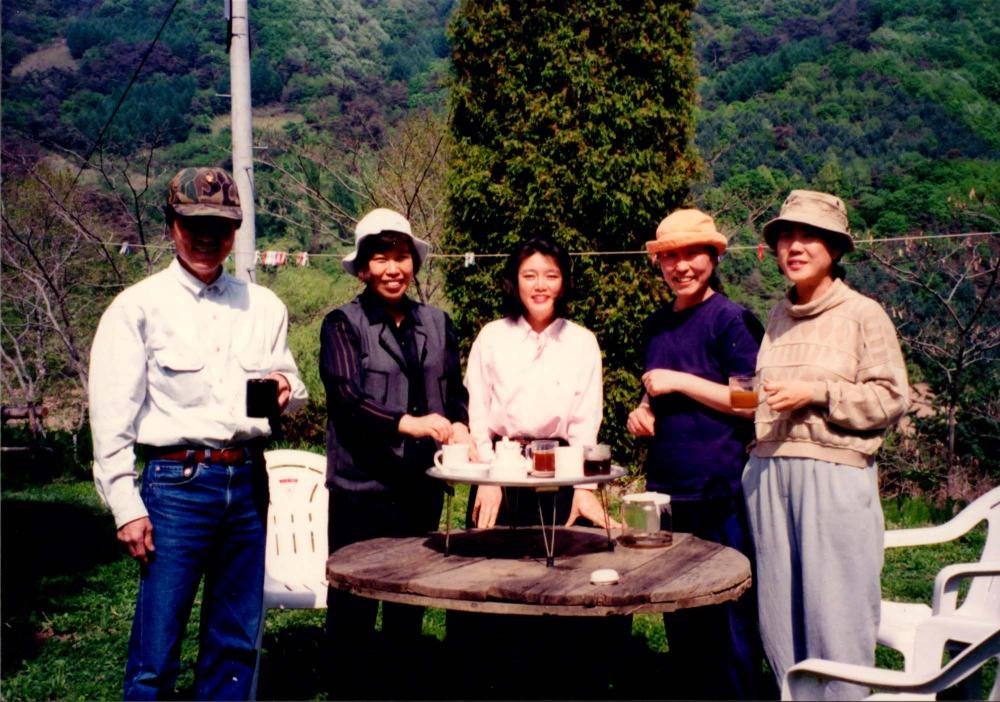 내평리 작업실 근처에서 표현그룹 멤버들과 김명희, 김차섭을 촬영한 인화사진 1