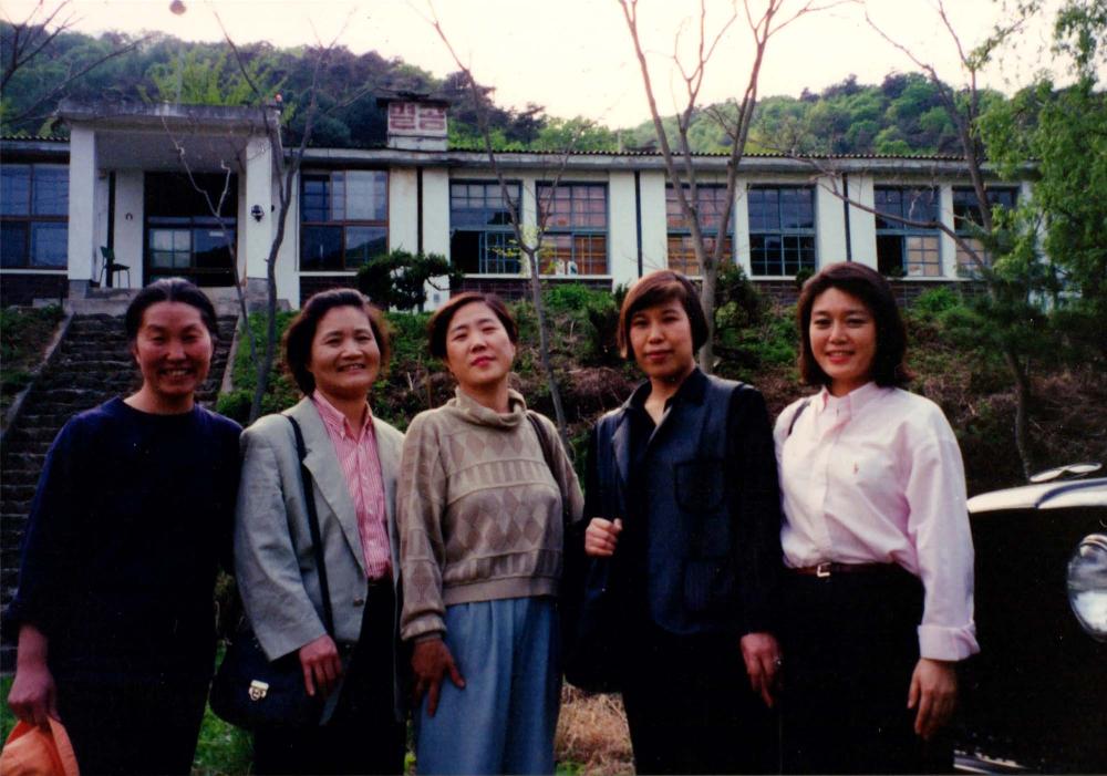 내평리 작업실 근처에서 표현그룹 멤버들과 김명희, 김차섭을 촬영한 인화사진 2