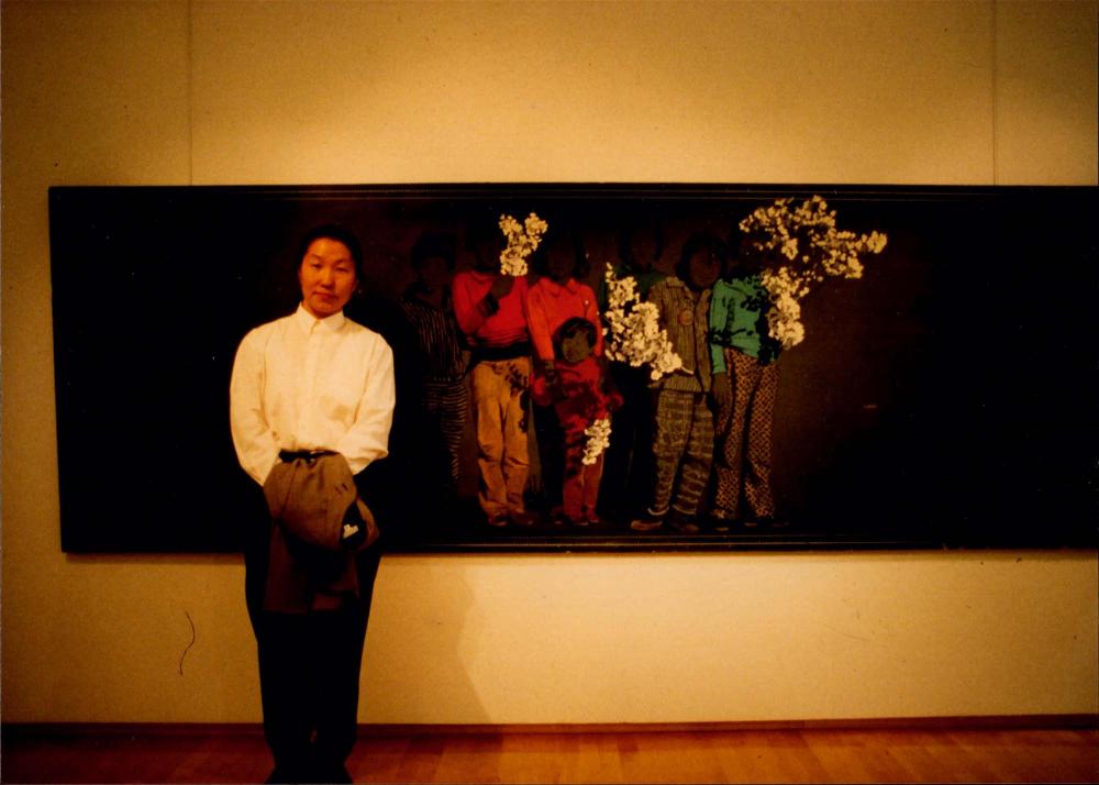 김명희 작품 앞에서 김명희와 지인들을 촬영한 인화사진 1