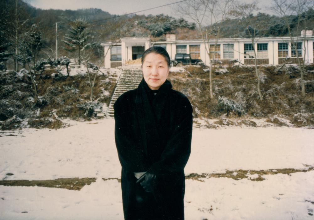 겨울 운동장에서 서있는 김명희를 촬영한 인화사진 1