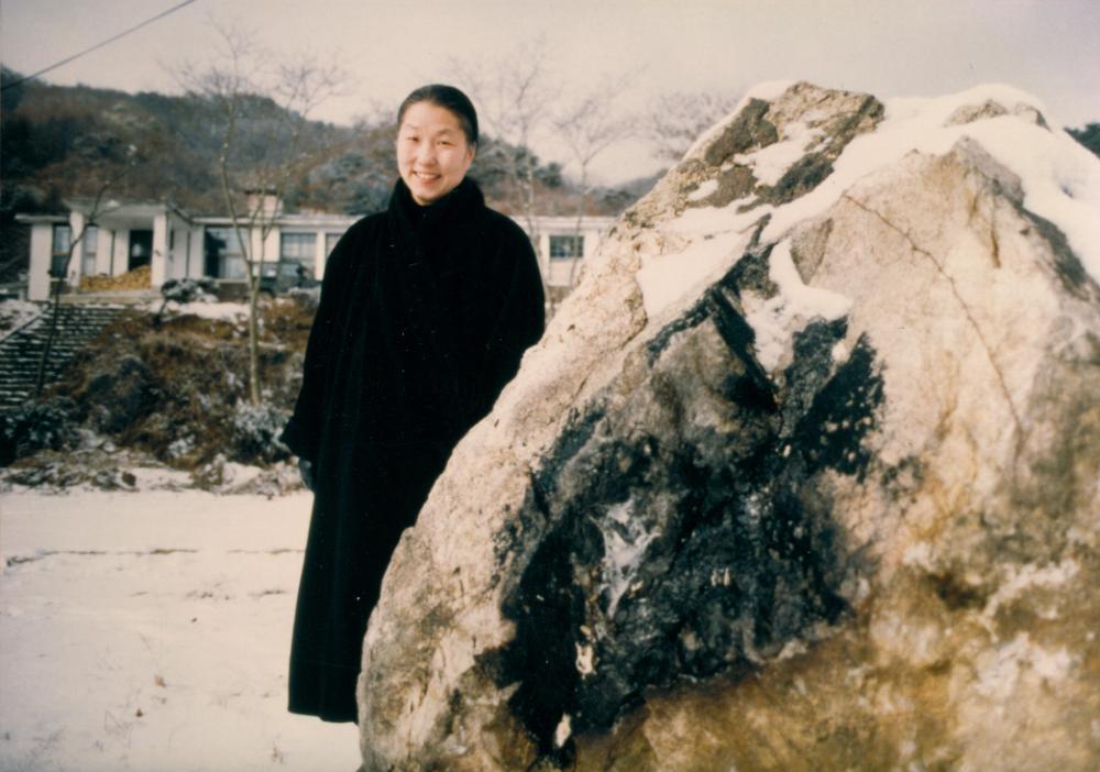 겨울 운동장에서 서있는 김명희를 촬영한 인화사진 2