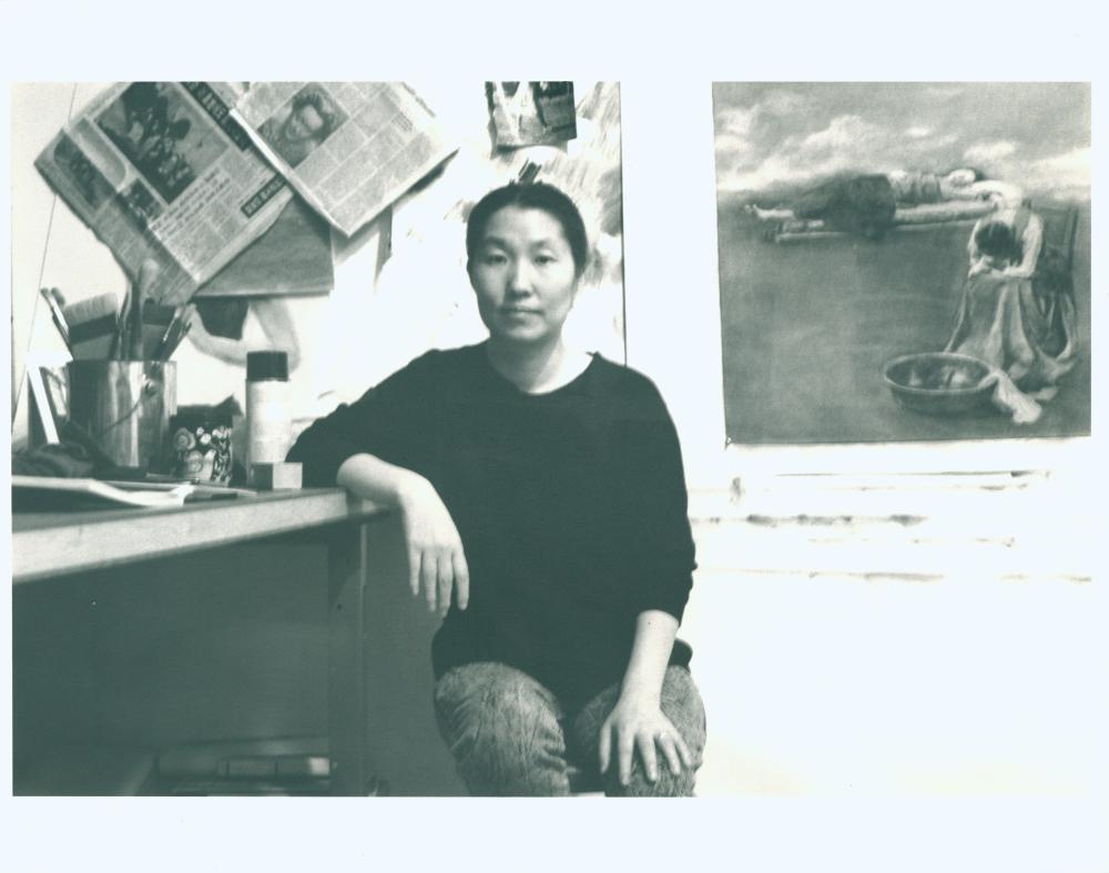 1987년 의자에 앉아있는 김명희를 촬영한 인화사진 1