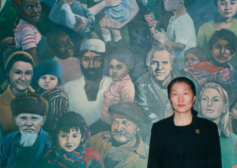 1997년 국회의사당에 설치된 〈남북 UN 동시가입〉앞에 서있는 김명희를 촬영한 인화사진 1