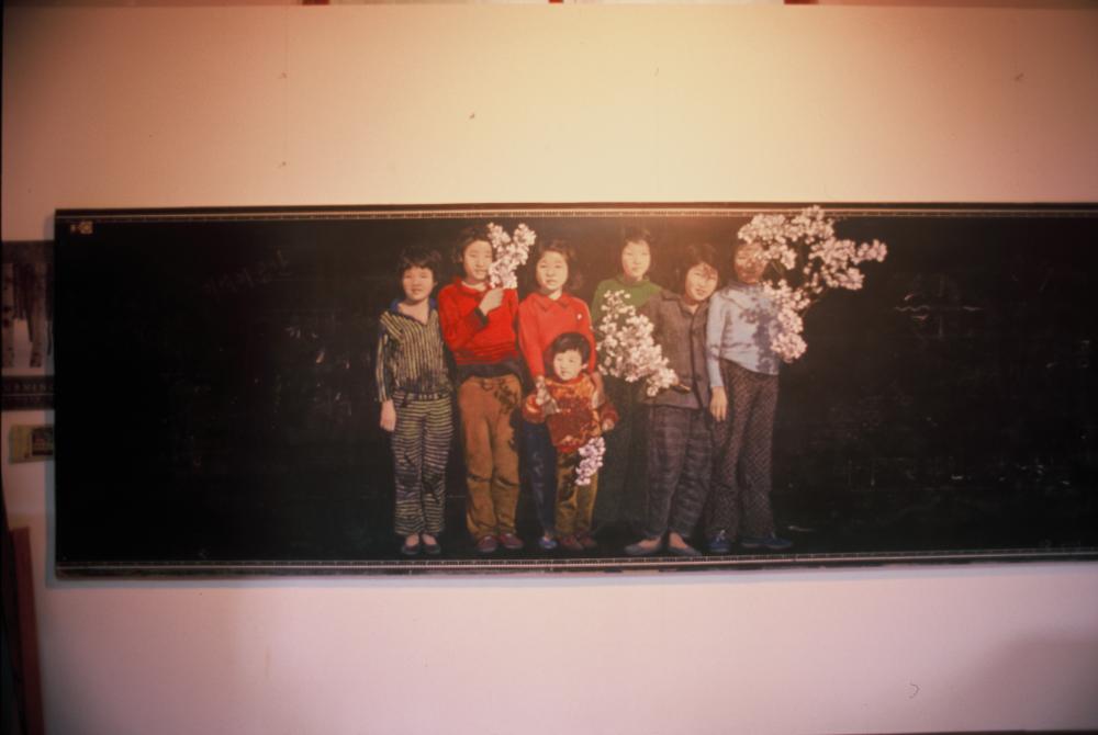 벽에 걸린 〈소풍(EXCURSION)〉 사진파일