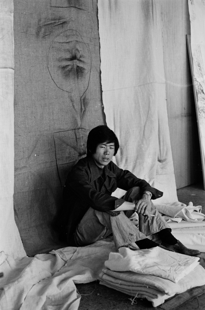〈평면 오브제〉 및 작품 앞 김용익 프로필 사진필름 1
