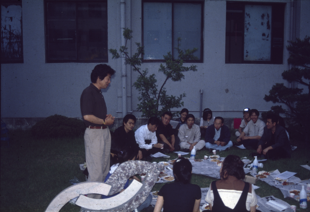 1998년 5월 25일부터 5월 30일 경원대학교에서 열린 《피시방생지전》, 《보충의 보충》 전시전경 슬라이드 필름